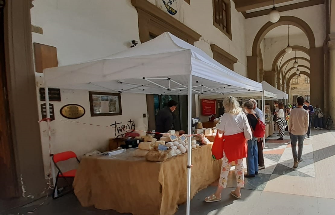 Il Mercatale sotto i portici di Via Roma