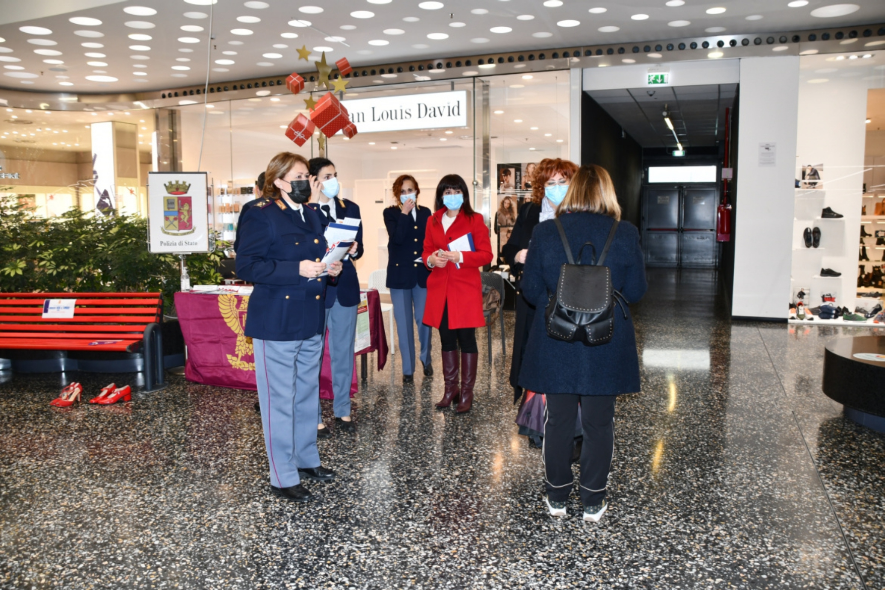 La Polizia di Stato al centro commerciale “Setteponti” contro la violenza sulle donne
