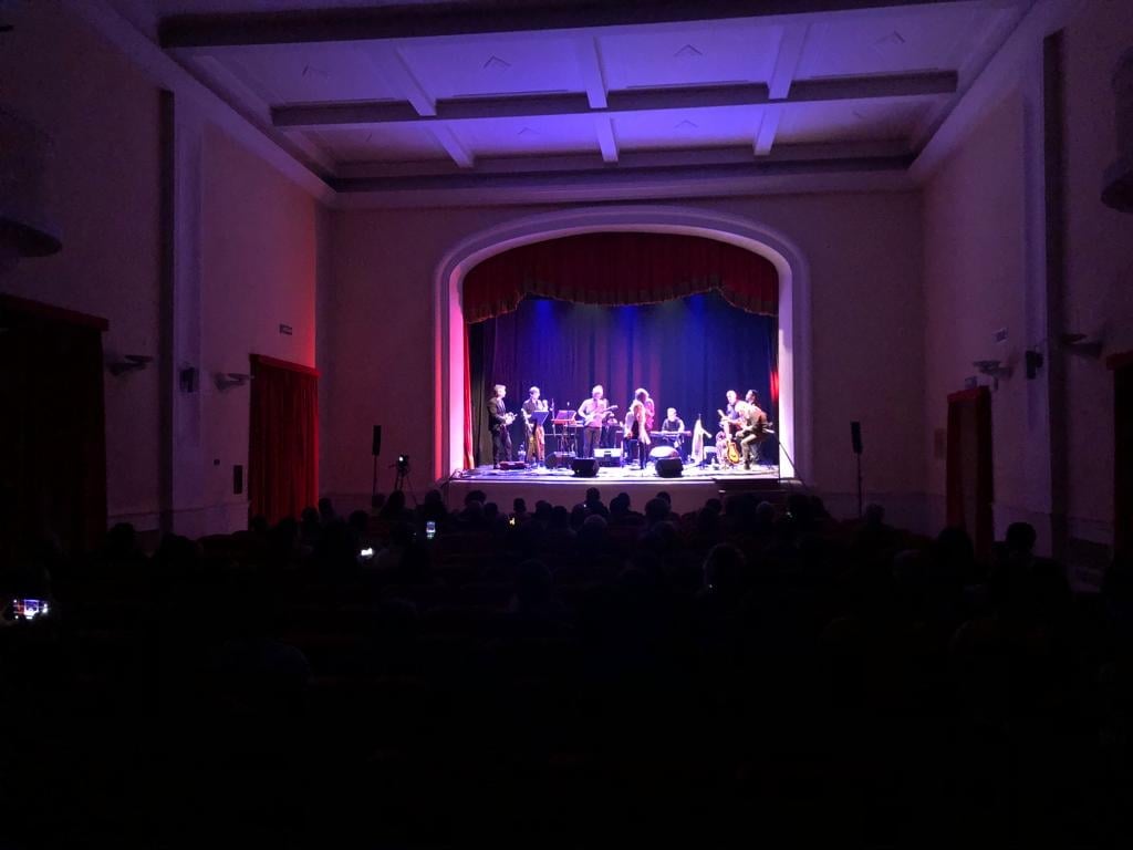 “Un sacco di gente…soprattutto giovane” sul palco del Teatro di Cavriglia