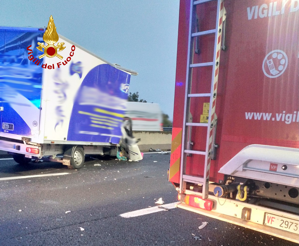 Tamponamento in A1 fra un furgone e un mezzo pesante, ferito il conducente del furgone
