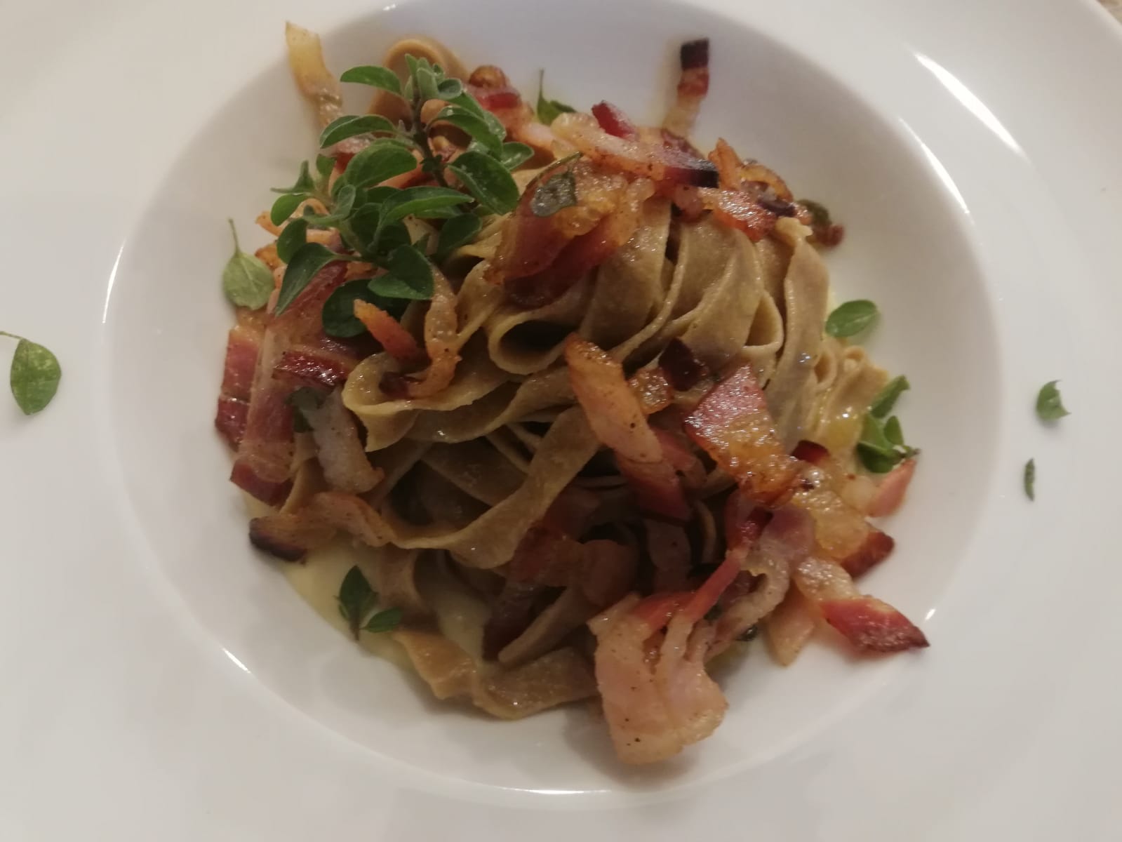 Fettuccine al caffè su besciamella all’olio e pancetta croccante