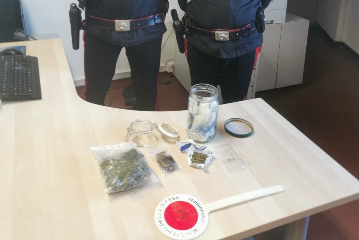 Arrestato lo zio e denunciato il nipote, i carabinieri sequestrano hashish, marijuana ed eroina