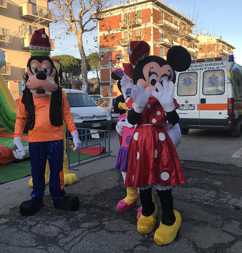 La Parata Disney colora Camucia: la nevicata artificiale imbianca il centro storico