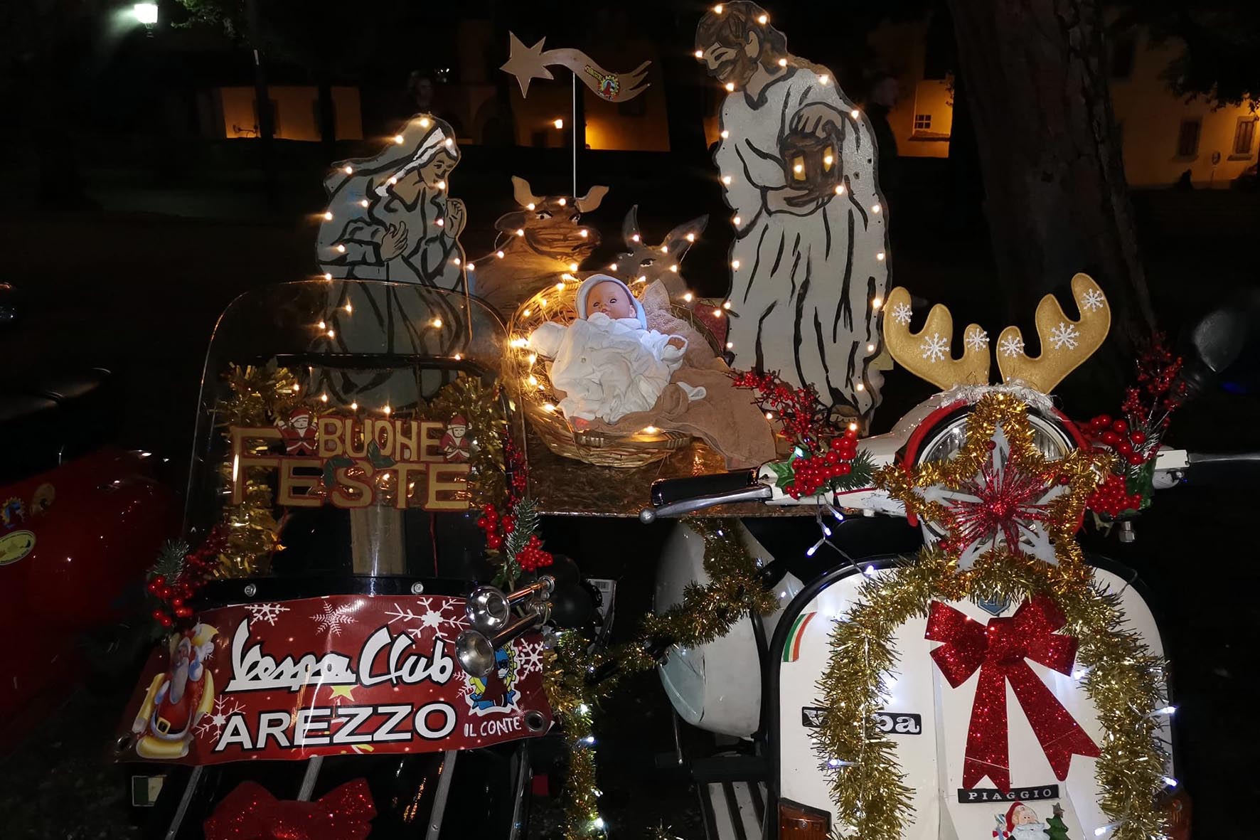 Babbo Natale arriva in centro ad Arezzo in sella ad una Vespa