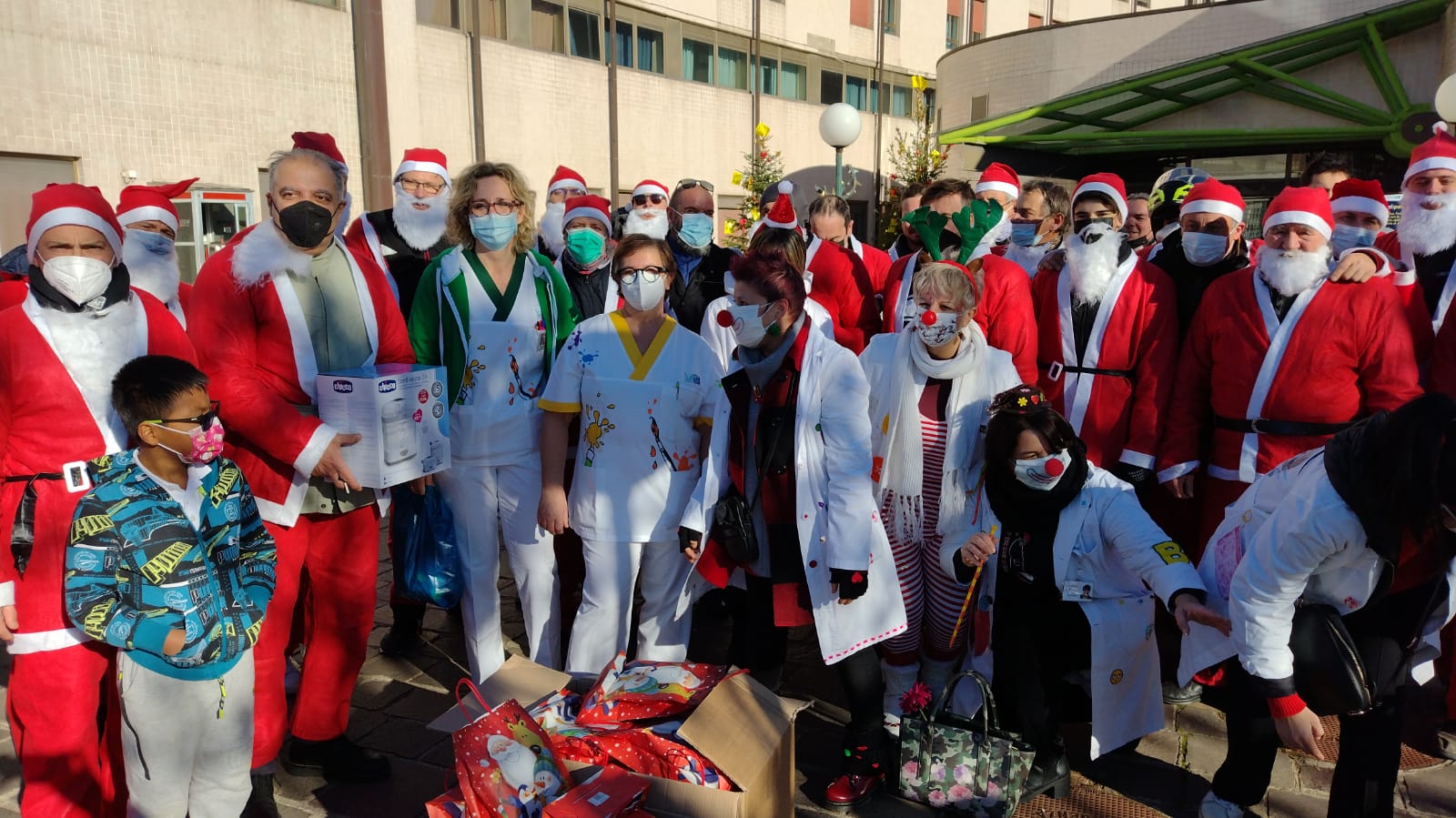 I Babbi Natale in moto portano doni ai bambini in ospedale. Una domenica speciale per i piccoli della pediatria