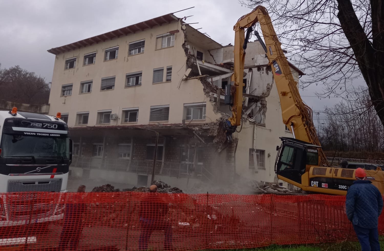 Iniziata il 27 dicembre la demolizione della storica sede dell’Unione dei Comuni Montani del Casentino