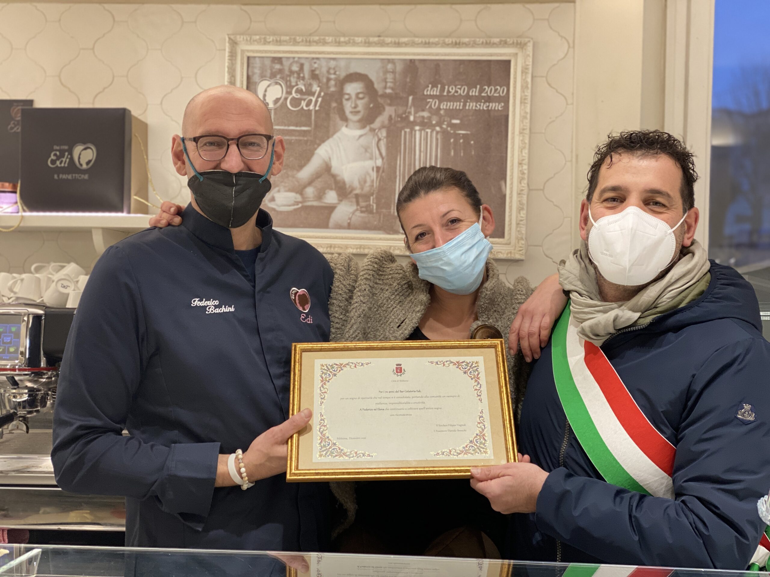 70 anni di Bar Gelateria Edi: il Comune di Bibbiena festeggia con una targa