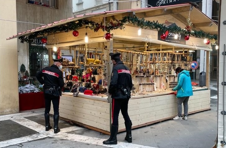 Nottetempo ruba una forma di pecorino al mercatino di Natale