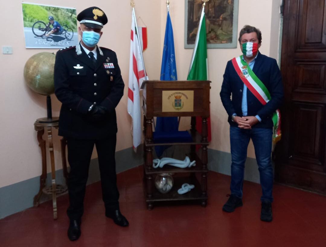 Il Capitano De Santis della Compagnia dei Carabinieri di Cortona in visita di cortesia dal Sindaco Agnelli.