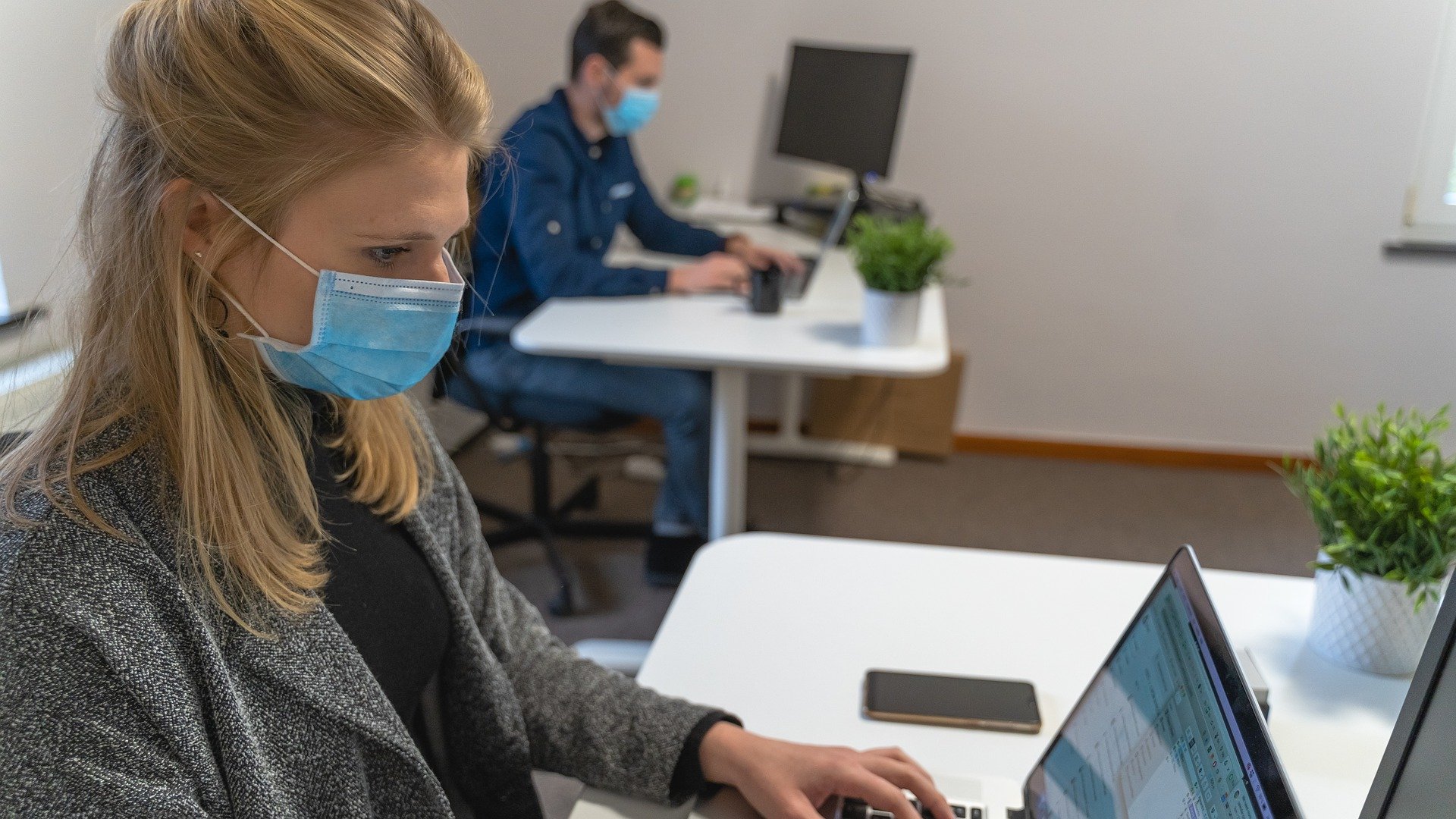 Covid, per il lavoro privato resta l’obbligo delle mascherine fino a giugno
