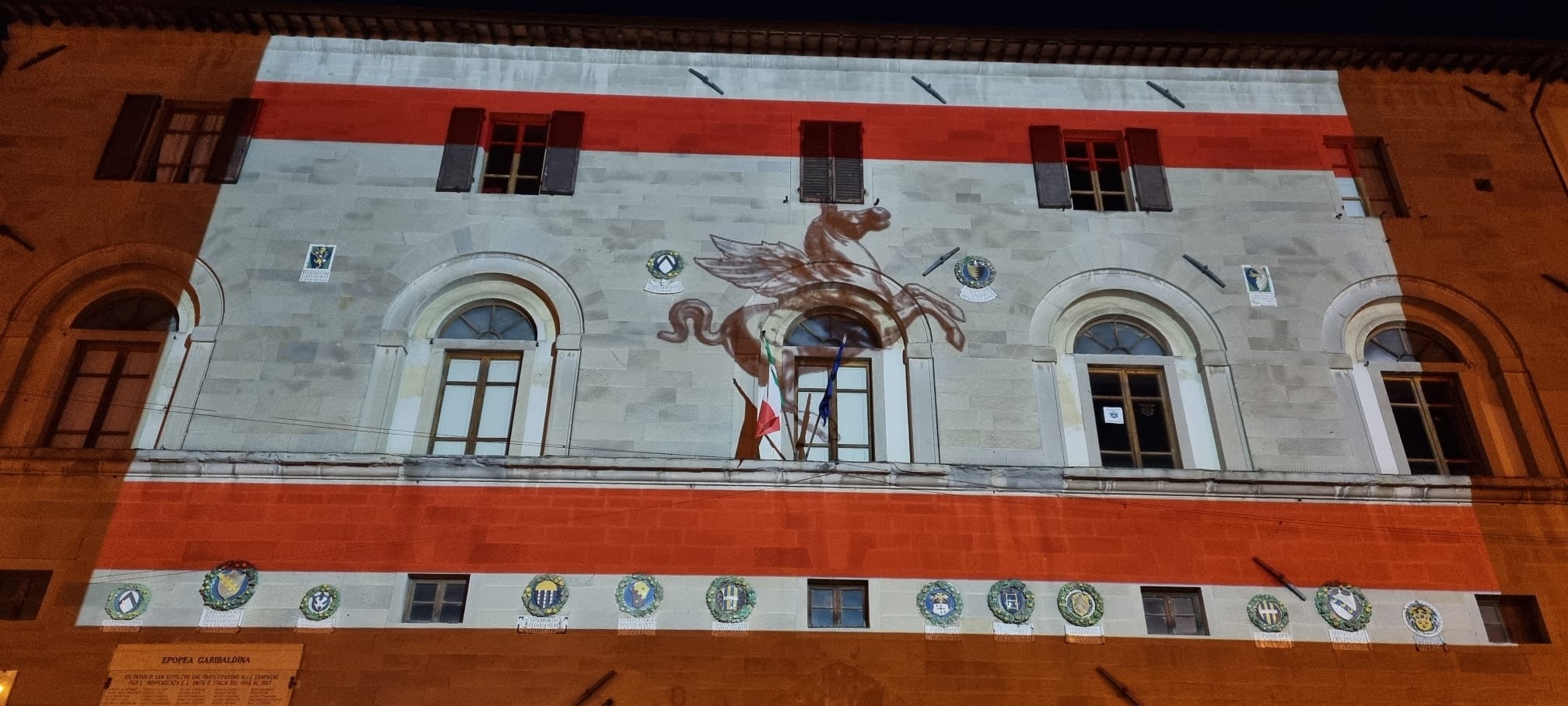 Sansepolcro: Palazzo Pretorio illuminato dalla bandiera per la Festa della Toscana