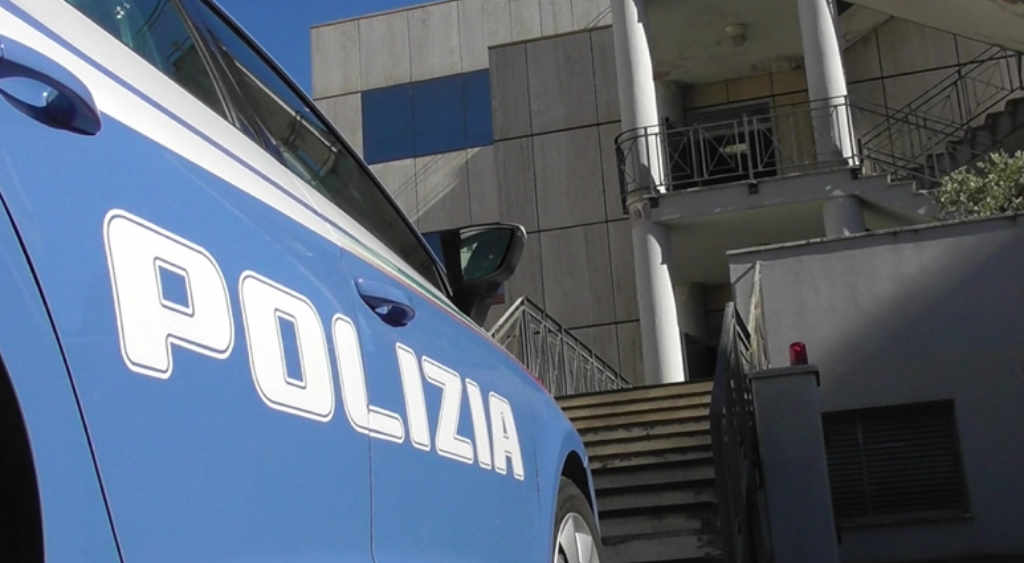 Castiglion Fiorentino: la Polizia scopre magazzino di merce contraffatta