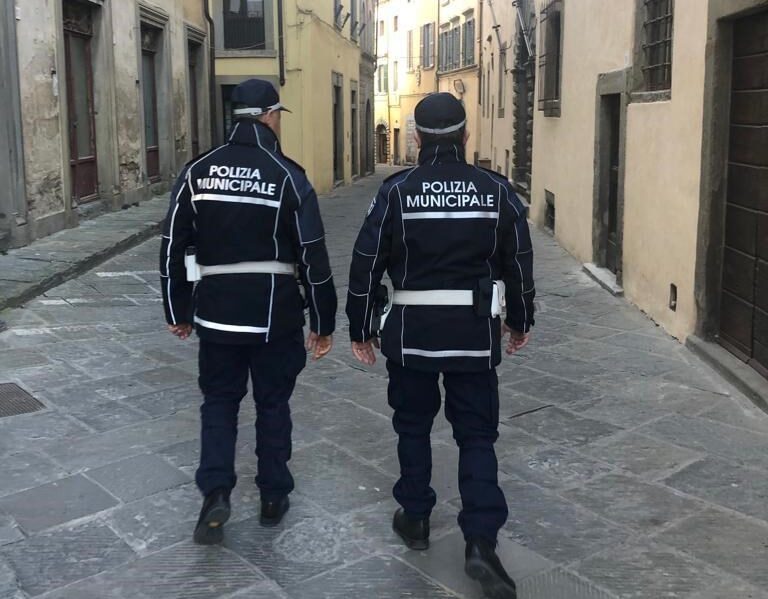 Vendeva alcolici a minorenni: sequestro preventivo di un negozio di alimentari nel centro di Arezzo