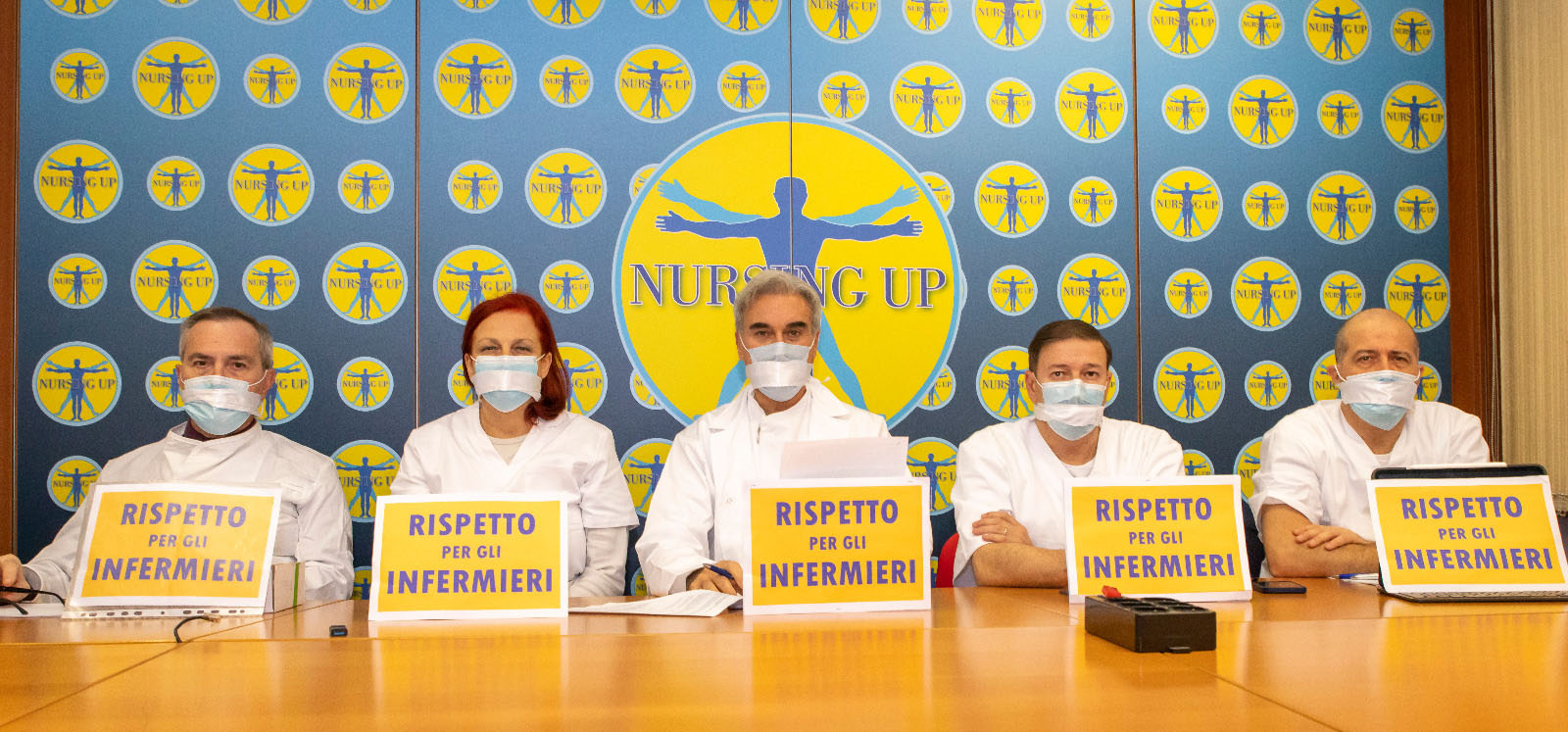 Nursing Up, clamorosa protesta: infermieri imbavagliati durante le trattative per il rinnovo del contratto della sanità