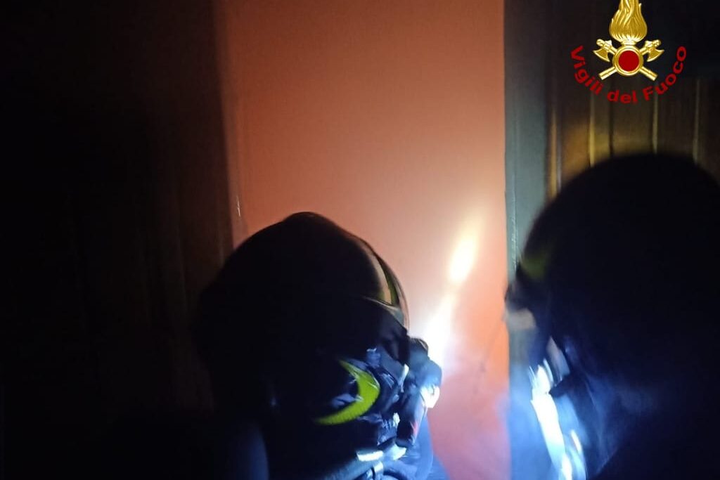 Incendio in una palazzina a Palazzo del Pero, intossicato un 18enne
