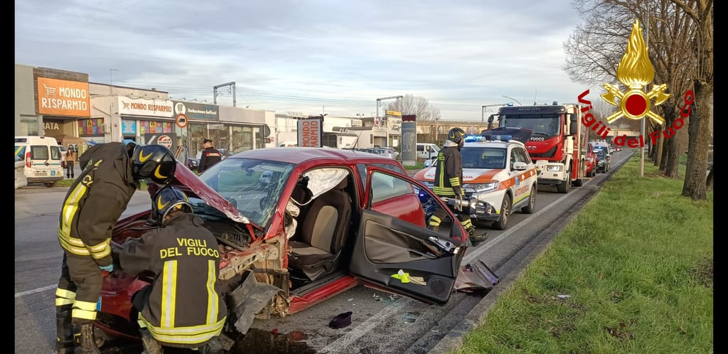 Incidente stradale a Terranuova, due le persone liberate dai vigili del fuoco