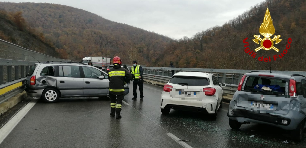 Tamponamento a catena sulla SS73: 14 persone coinvolte, nessuna in maniera grave