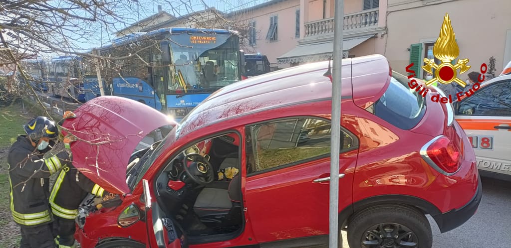 Incidente stradale, due auto coinvolte quattro le persone ferite
