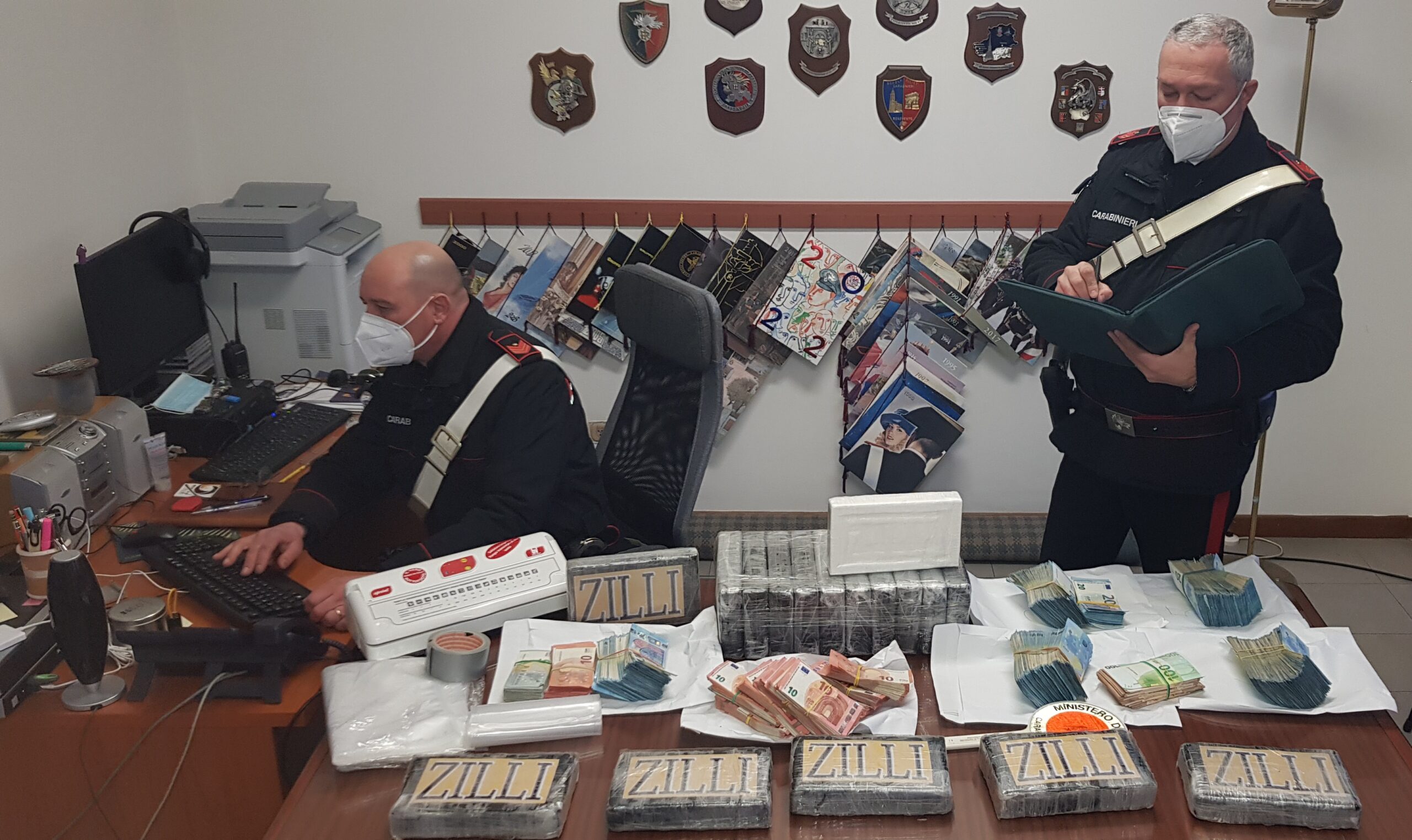 Arezzo: arrestato spacciatore con 17 kg di cocaina nel garage. Sequestrati più di 70.000 euro in contanti