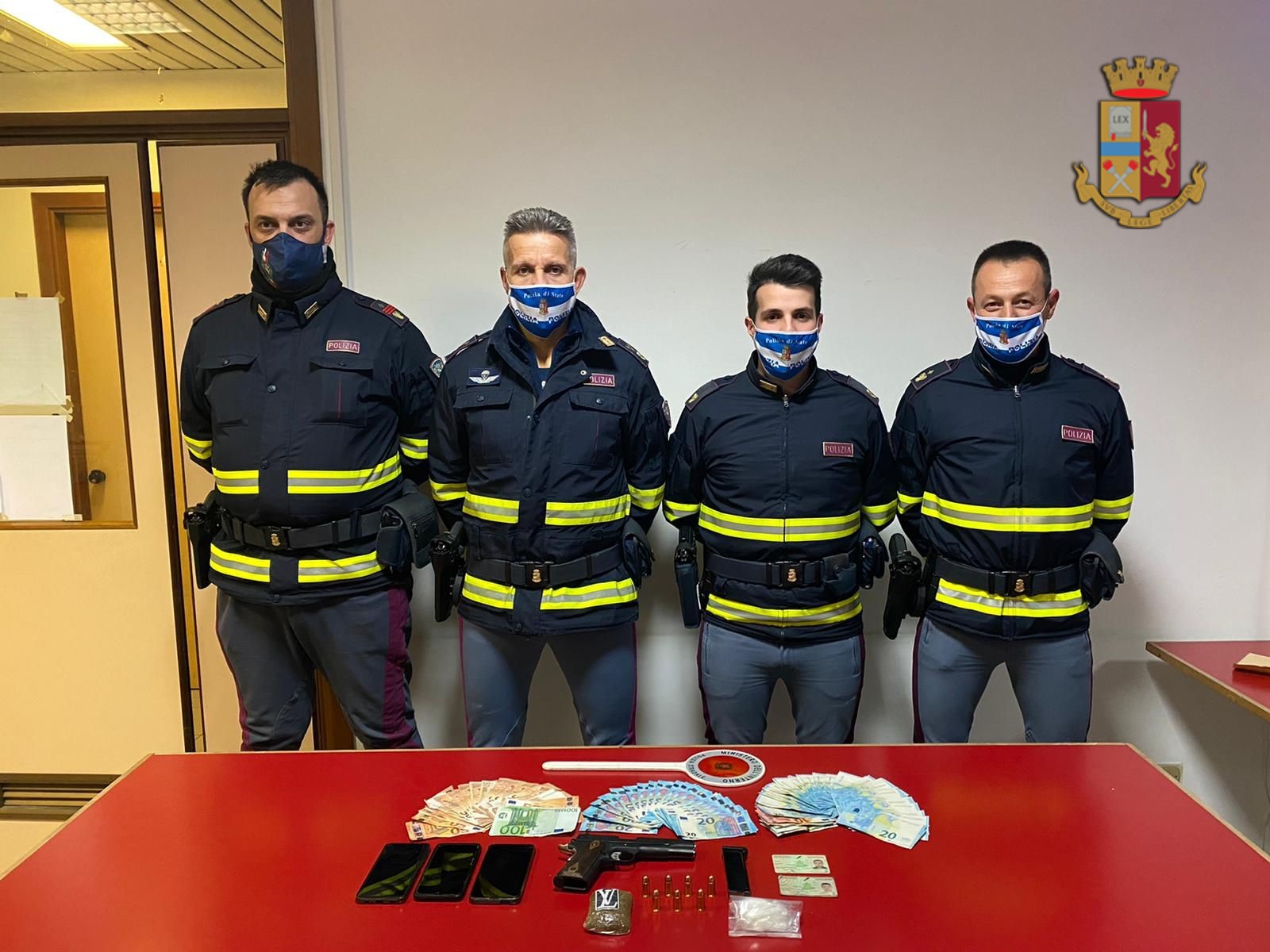 Arezzo, arrestati due marocchini: avevano con sé droga e una pistola pronta all’uso