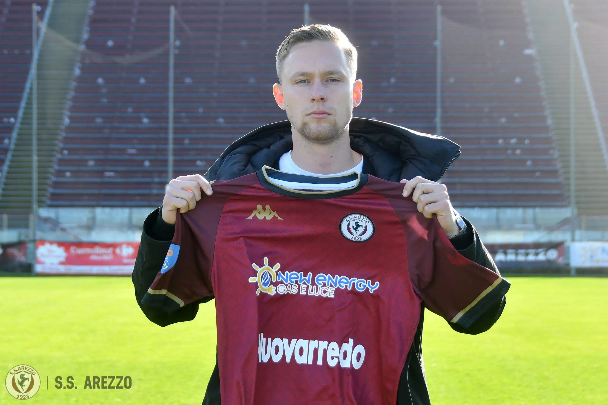 Junior van der Velden veste l’amaranto