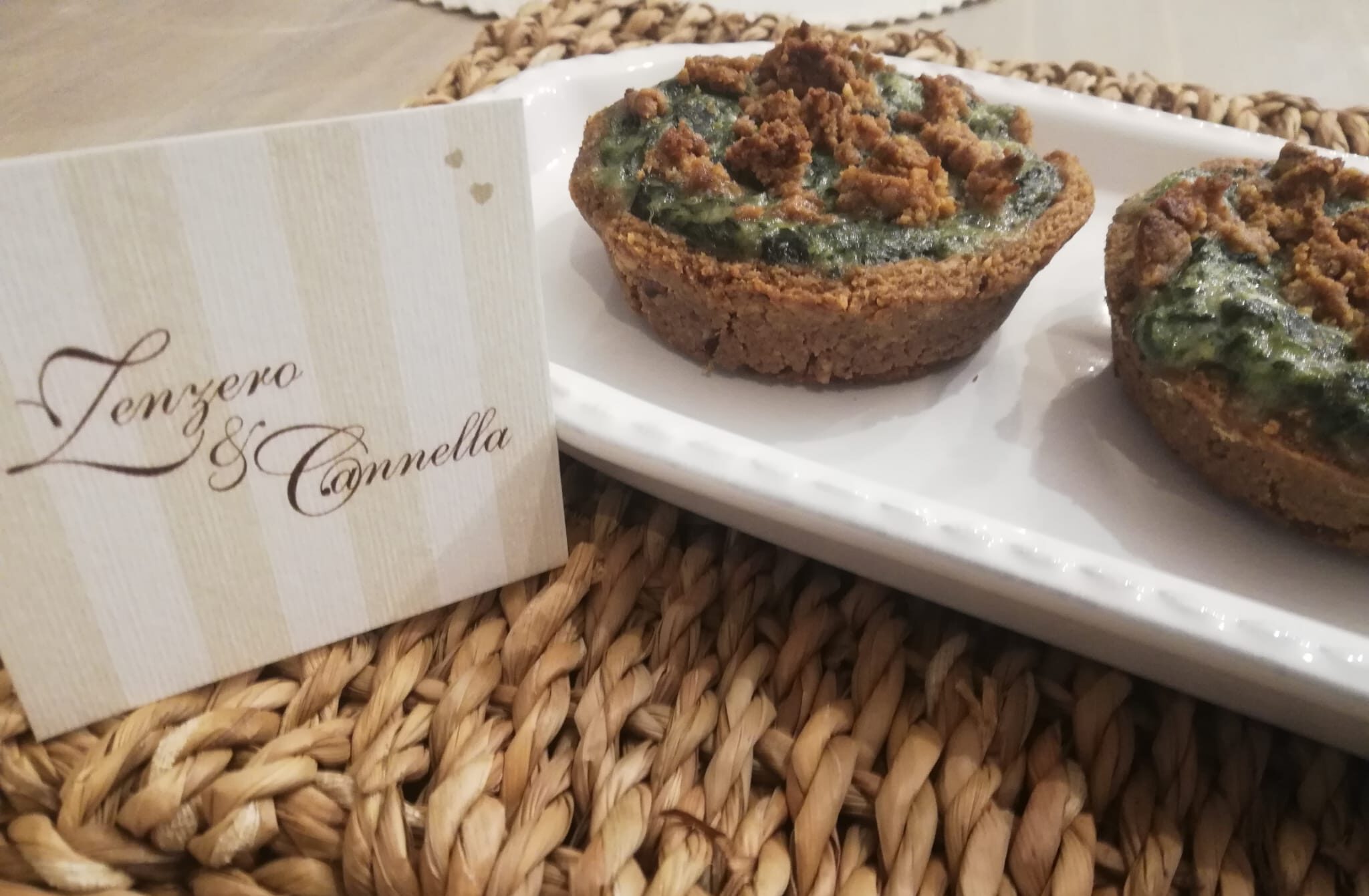 Mini Quinches con frolla salata di noci e cuore di spinaci (versione vegana e vegetariana)
