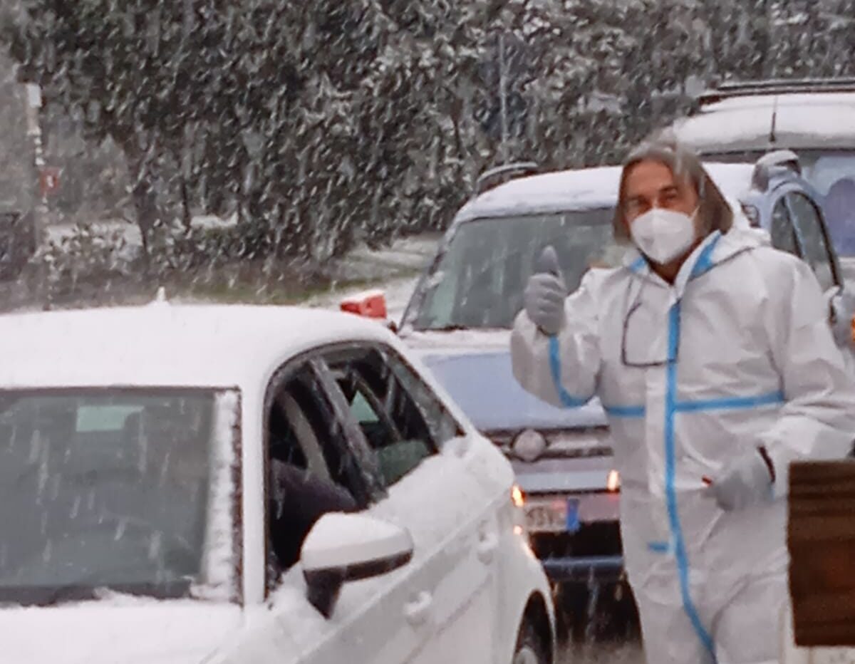 La pandemia dietro al finestrino di auto: la vita in trincea dei professionisti sanitari ai drive through 