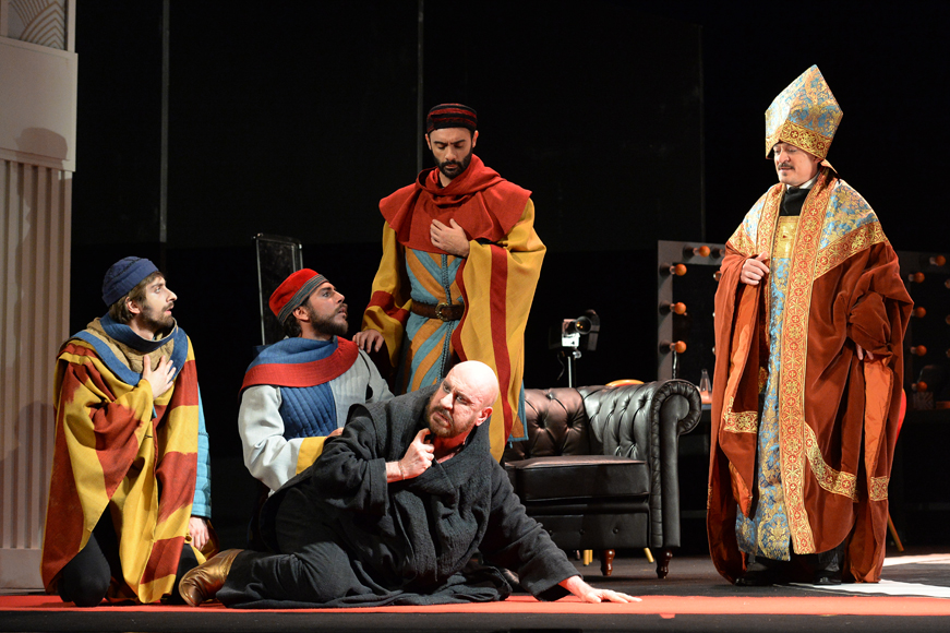 Il noto regista greco Yannis Kokkos domani sera al Teatro Garibaldi con il suo Enrico IV