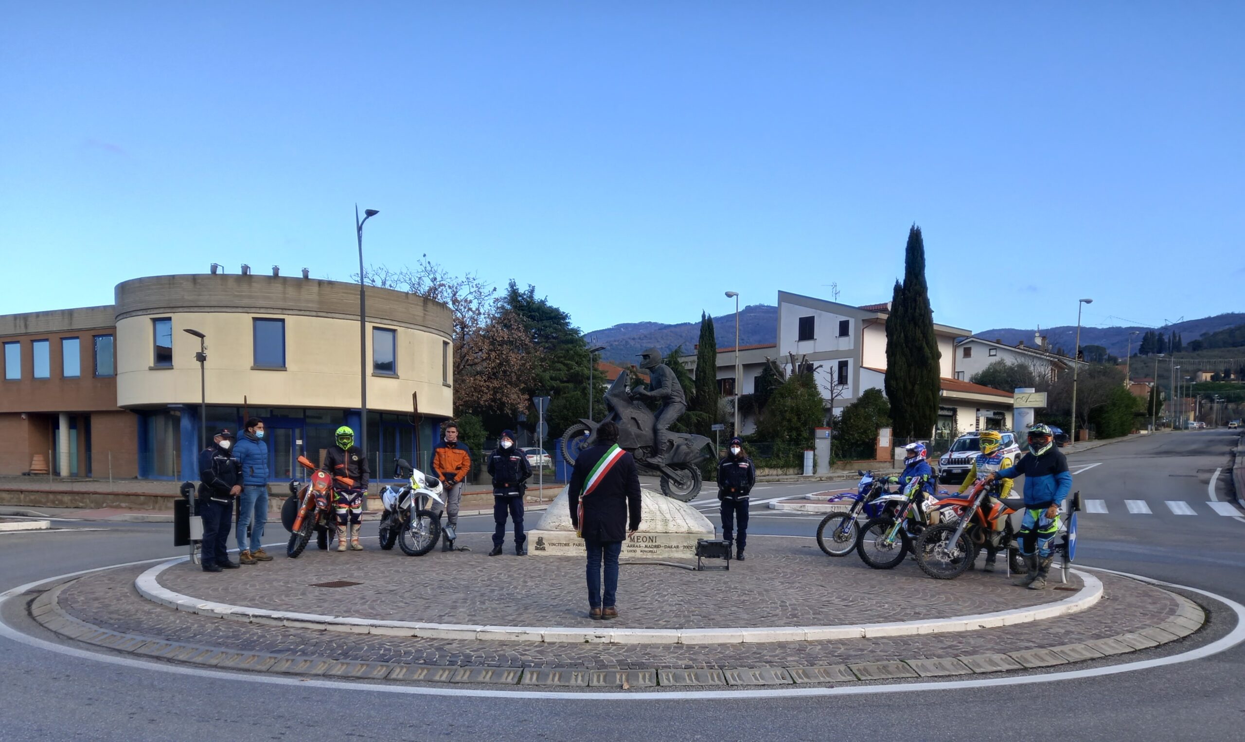 Castiglion Fiorentino: oggi la visita alla statua e al cippo in ricordo di Fabrizio Meoni
