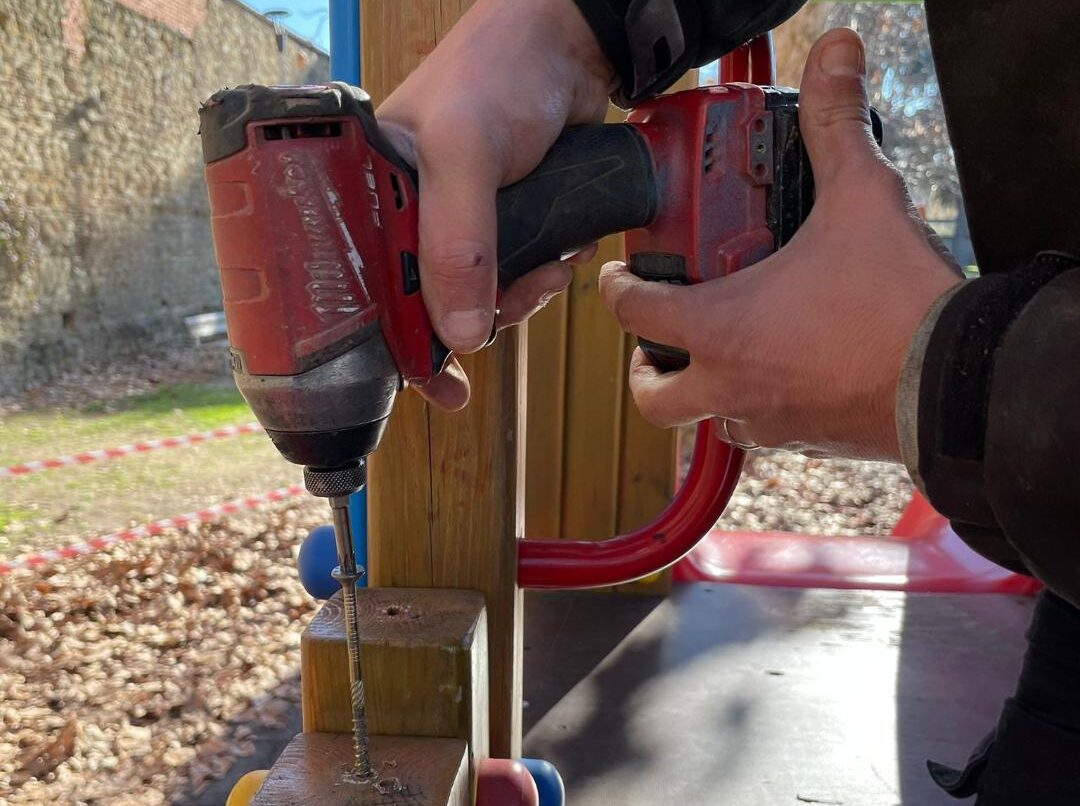 Interventi di manutenzione a Figline sui giochi per i più piccoli, in tutti i giardini pubblici
