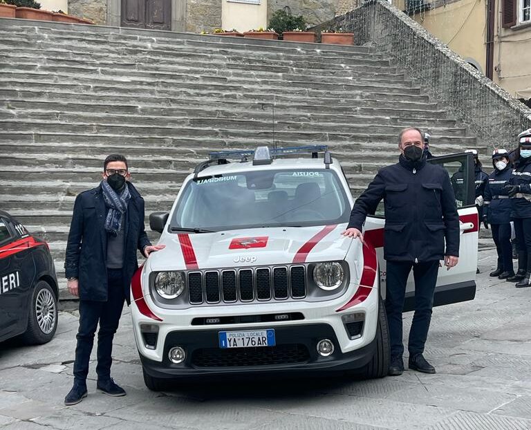 Cortona, novità per il corpo di Polizia municipale: presentati i nuovi agenti, gli ufficiali e i mezzi di servizio