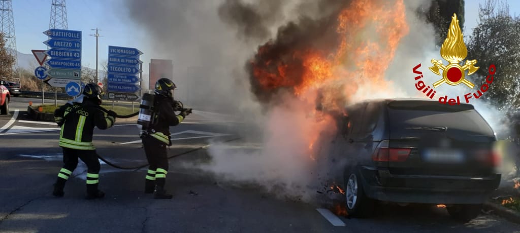 Prende fuoco un auto fuori del casello dell’A1, nessun ferito