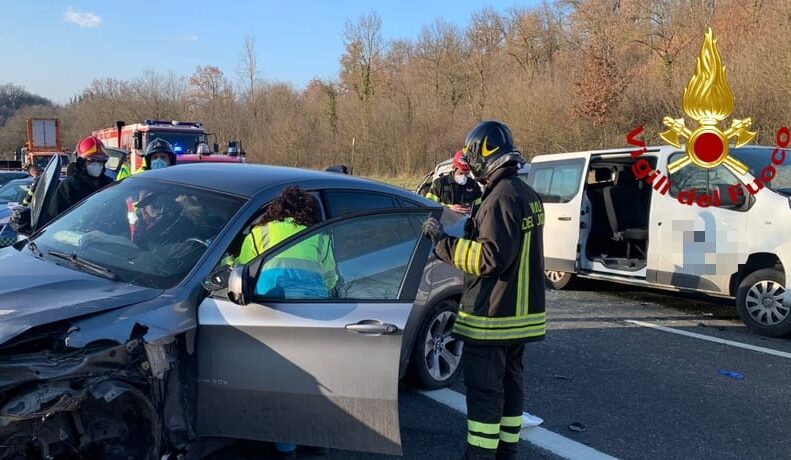 Incidente in A1: coinvolti 5 mezzi, ferite 5 persone, due sono gravi