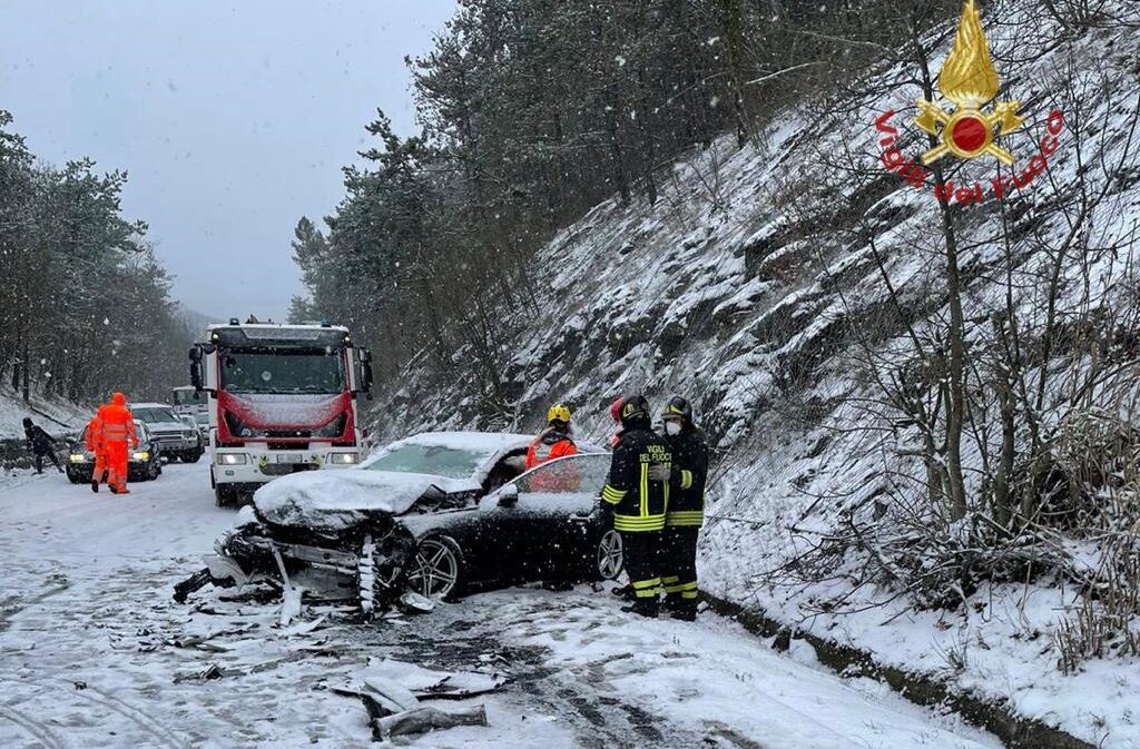 Incidente stradale località il Torrino: coinvolte due auto, tre le persone ferite una è grave
