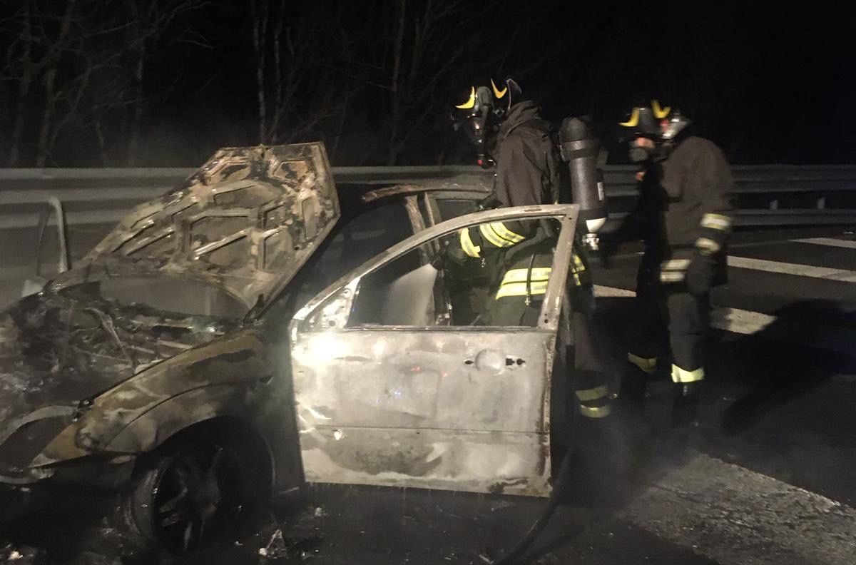 Prende fuoco una vettura nell’A1, nessuna persona è rimasta ferita