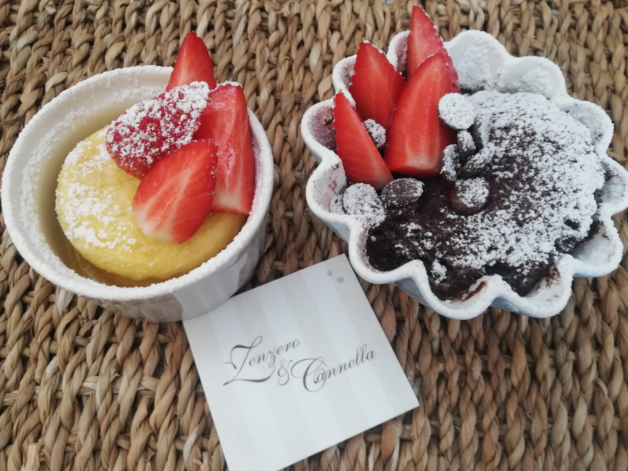 Mini cakes in tazza