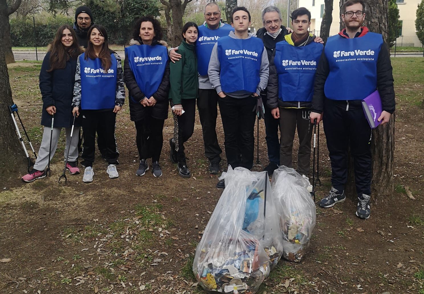 Passeggiata ecologica al Parco Arno, raccolti 7.5 kg di rifiuti, anche alcune siringhe
