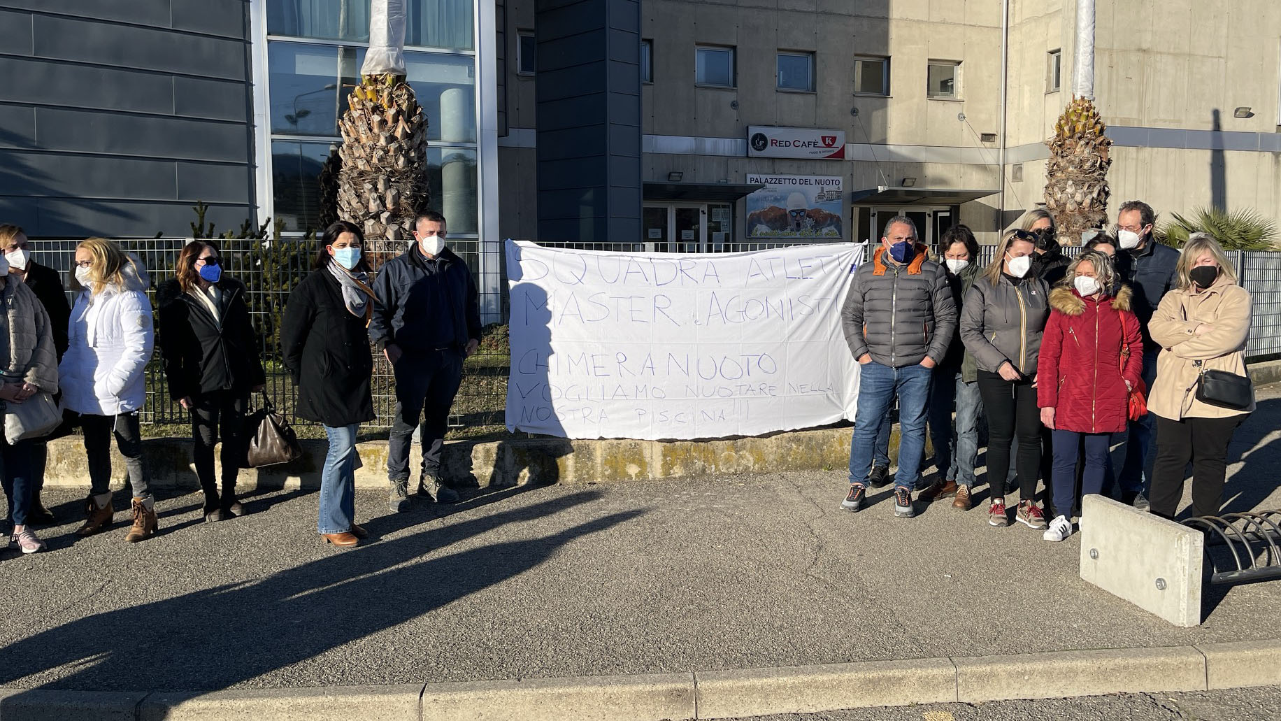 La protesta dei genitori per la chiusura del Palazzetto del Nuoto