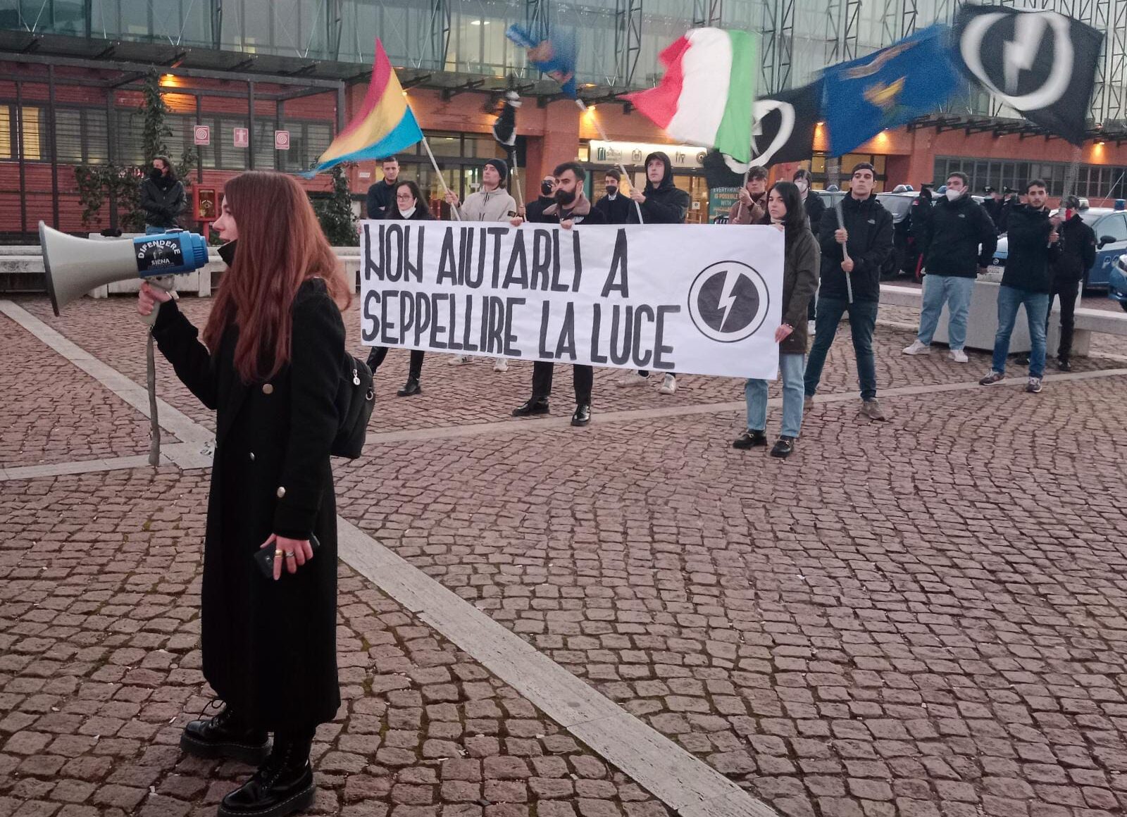 Blocco studentesco contro i negazionisti all’università di Siena