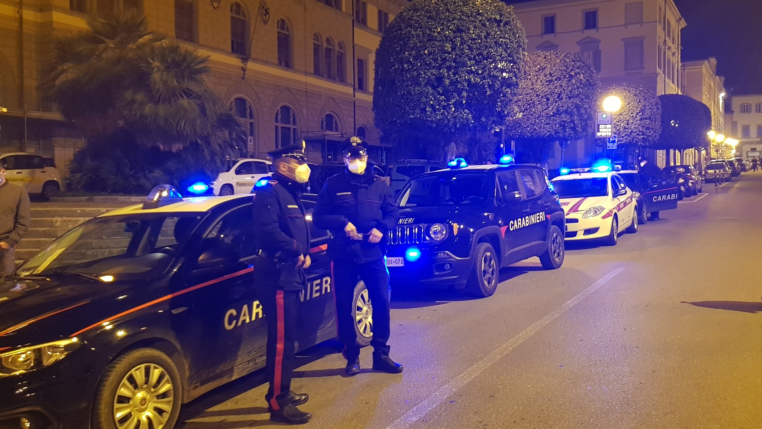 “Movida” nel centro storico: i carabinieri denunciano 5 persone a piede libero, 1 sanzionata per ubriachezza, 3 persone trovate in possesso di stupefacenti