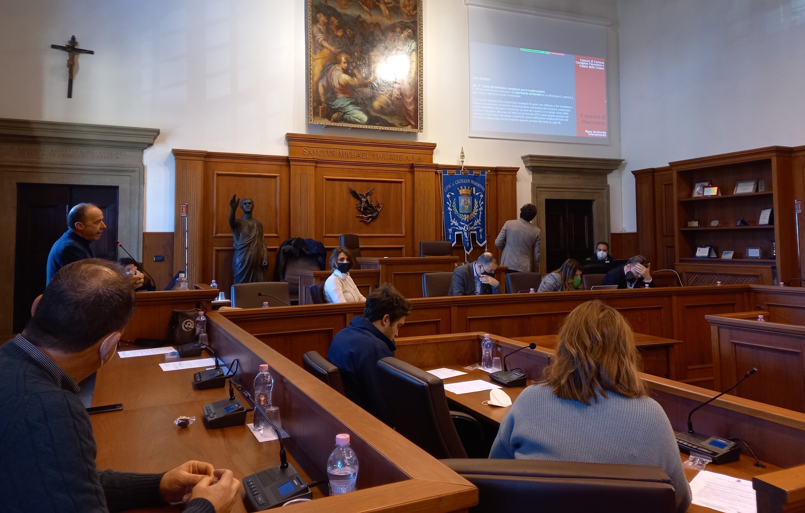 In apertura del consiglio comunale di Castiglion Fiorentino approvato all’unanimità un documento a sostegno del popolo ucraino