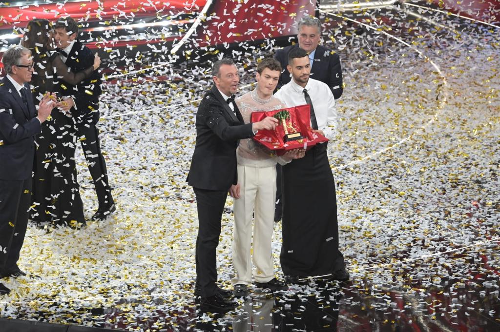 Sanremo, vincono Mahmood e Blanco. Elisa seconda, terzo Morandi. Ascolti alle stelle, le foto della finale