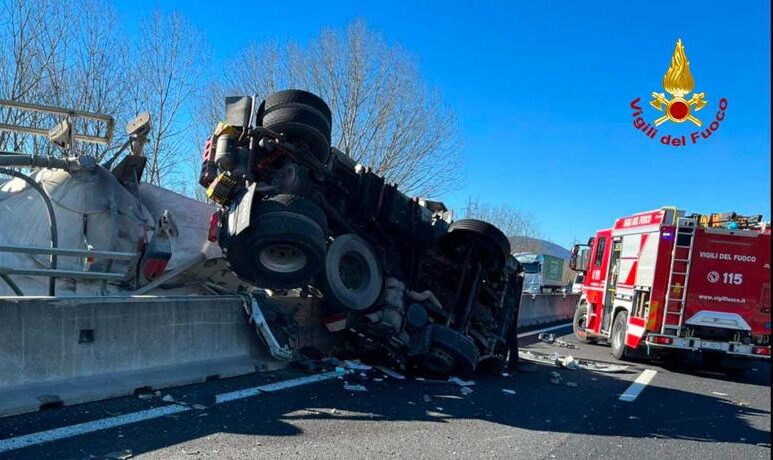 Si ribalta camion cisterna in A1, 41enne in gravi condizioni a Careggi
