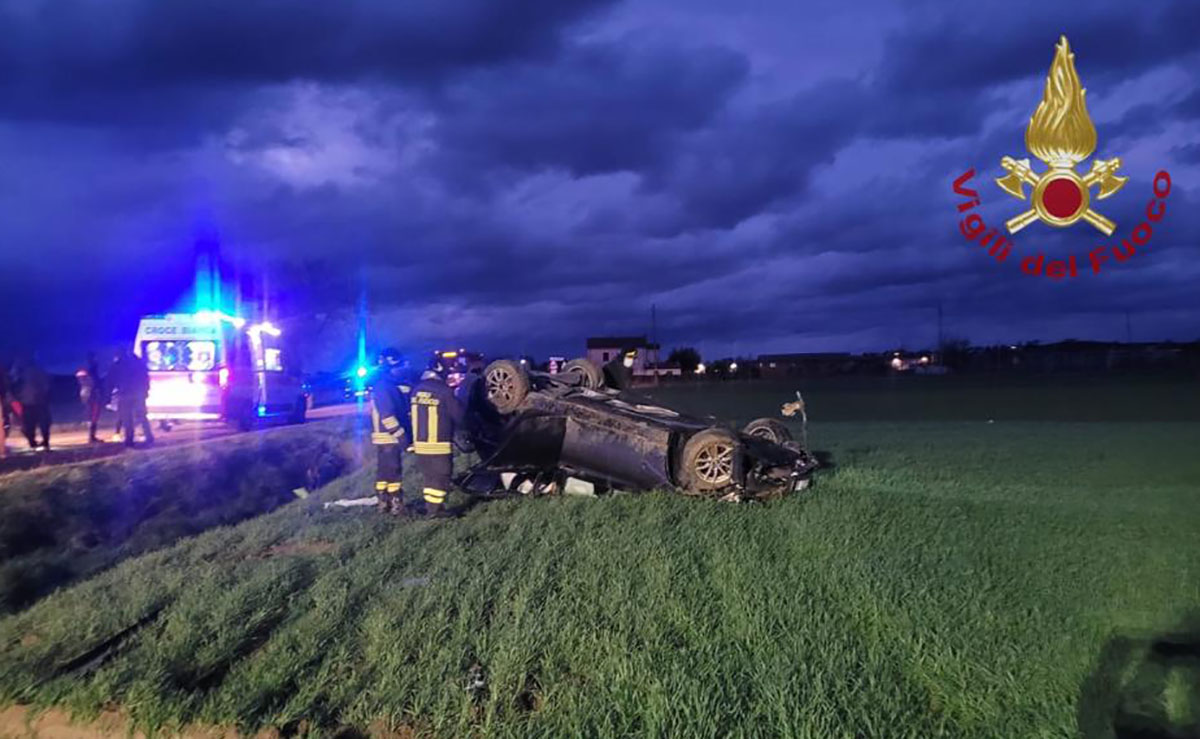 Auto fuori strada all’alba: feriti gravemente due giovani, uno in arresto cardico