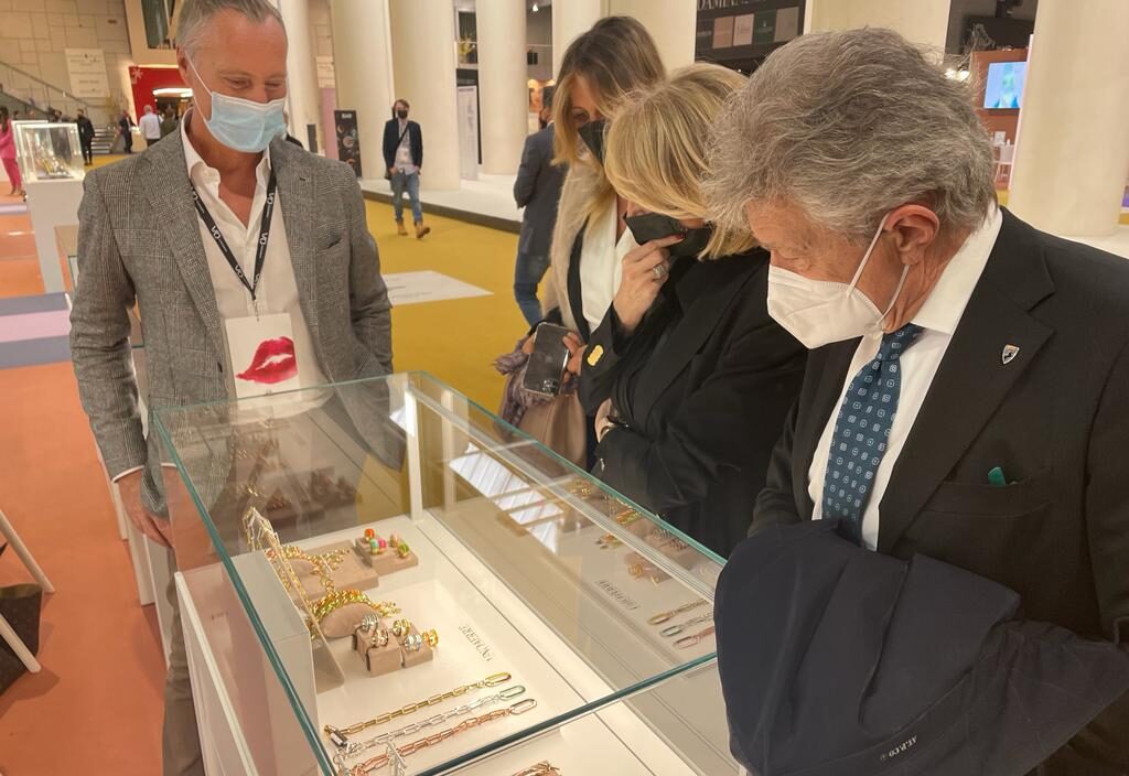 Il sindaco Ghinelli con gli orafi aretini a VicenzaOro