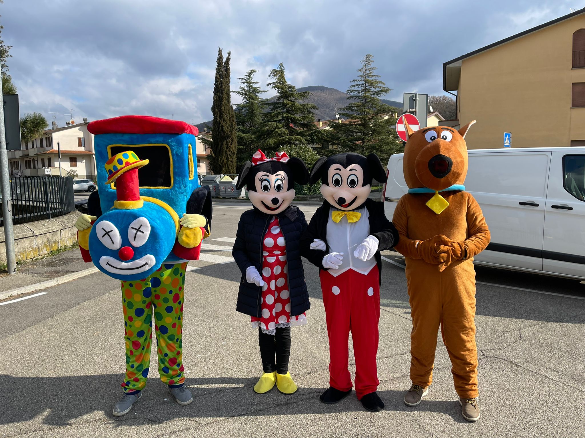 A Castel Focognano ultimo giorno di Carnevale in giardino e attraverso i vetri di tutte le scuole del territorio