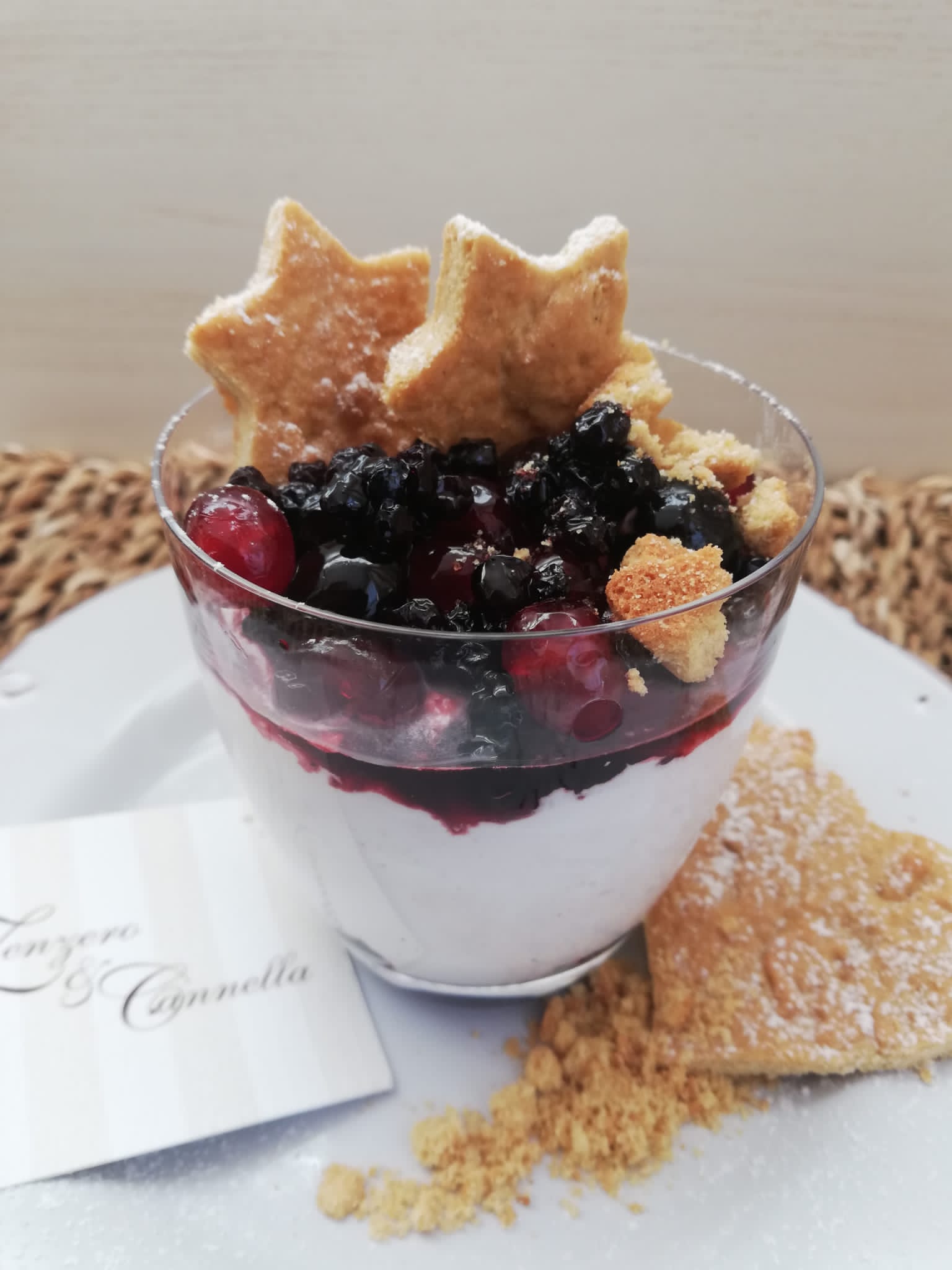 Coppette light golosissime ai frutti di bosco con biscottini all’olio
