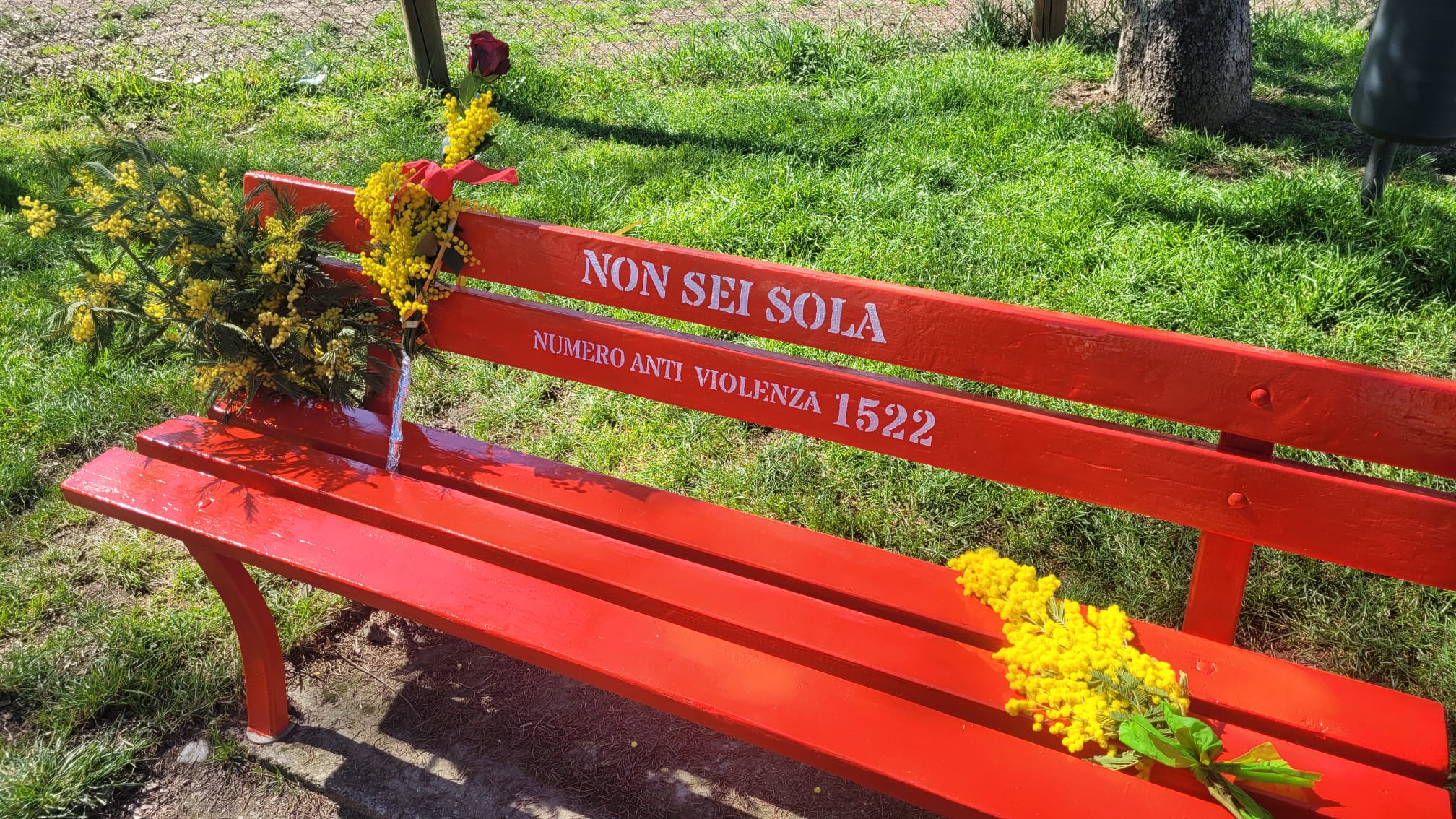Festa della Donna: inaugurazione panchina rossa in via Europa