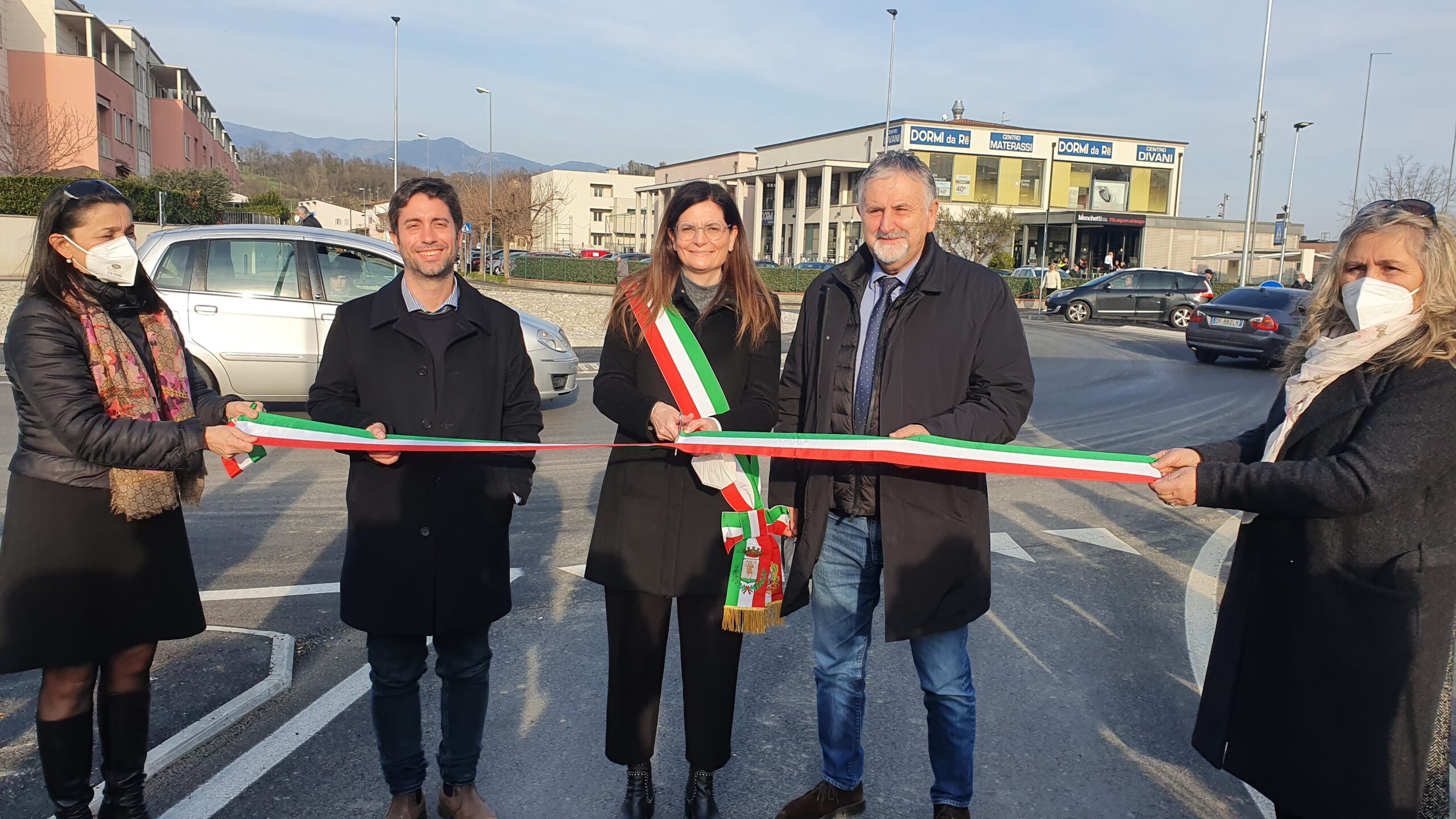 Taglio del nastro per la rotatoria di via Maestri del lavoro