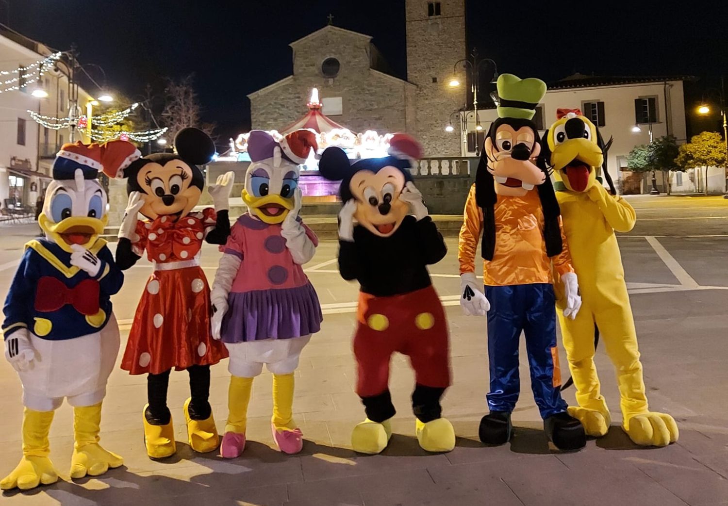 Maschere Disney e Figli di Bocco in Piazza Sant’Agostino